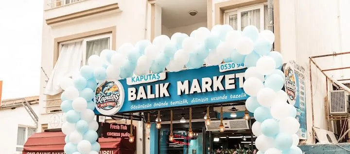 Açılış gününde balonlarla süslenmiş dükkan tabelası